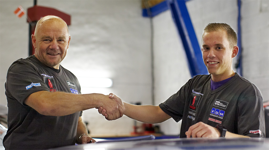 Racerkøreren og teamchefen for Team Polar Seafood Racing, ”Super” John Nielsen byder racerkøreren Anders Fjordbach velkommen til 2013-samarbejdet, hvor deres målsætning er, at Anders Fjordbach skal på podiet i Auto-G DTC og slutte samlet i top 5
(Foto: mementofoto.dk)